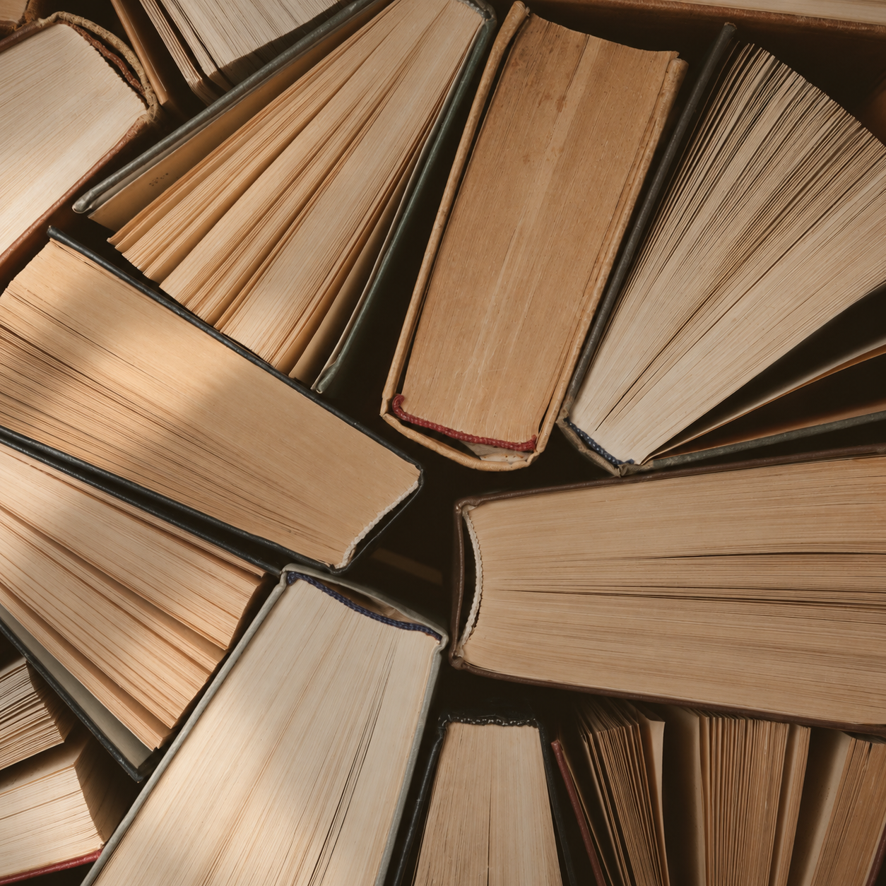 Стопка раскрытых старинных книг